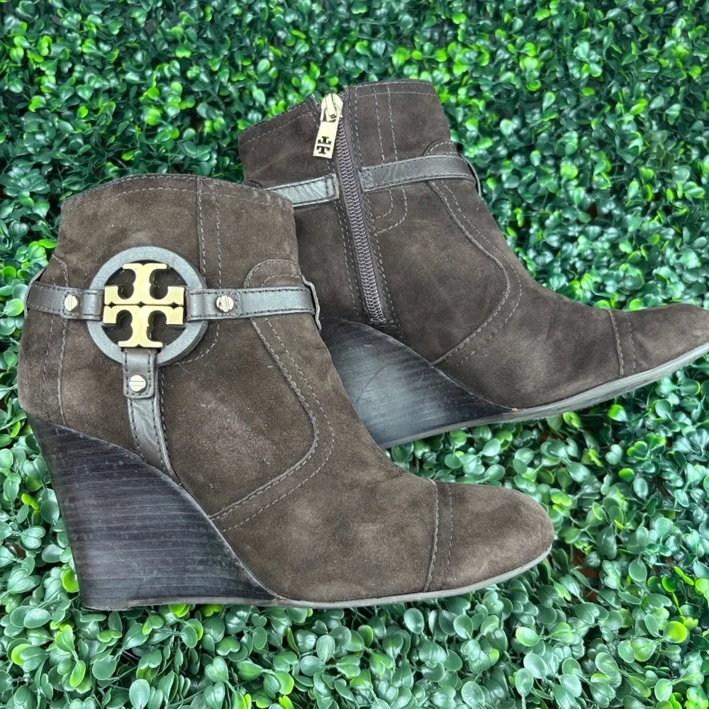 TORY BUTCH AADEN SUEDE ANKLE WEDGES WITH GOLD-LOGO EMBLEM SIZE 8 WOMAN